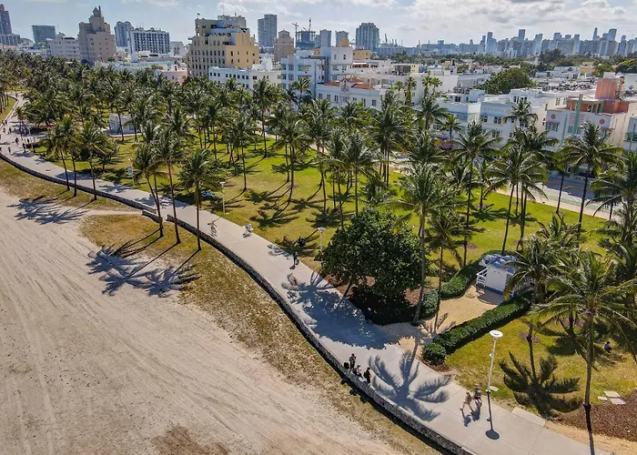 Stylish Ocean Dr Apt W/ 2 Queen Beds, Across Beach